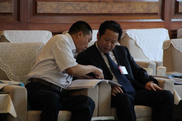 (图为:汪会长与河北冀春集团董事长 宋吉春合影)(图为:大会纪念品,由