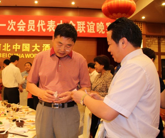 (图为:会长汪如田与河北省工商联副主席,迁安市九江总公司董事长
