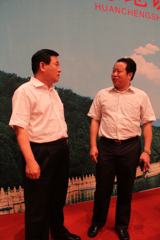 (图为:会长汪如田与园林局党委书记,局长  李英波)