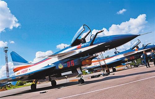 8月26日,在俄罗斯拉缅斯科耶机场,中国空军八一飞行表演队的歼-10表演机准备进行升空训练。