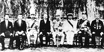 袁世凯死后,产生了以黎元洪为总统、冯国璋为副总统、段祺瑞为国务院总理的北京政权。图为段祺瑞的内阁成员:(右起)曹汝霖、刘冠雄、陆征祥、段祺瑞、钱能训、段芝贵、朱深、傅增湘。