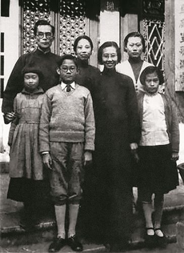 1939年,梅贻琦全家在昆明东寺街住所合影。后排左起:梅贻琦、韩咏华、梅祖彤,前排左起:梅祖芬、梅祖彦、梅祖彬、梅祖杉。