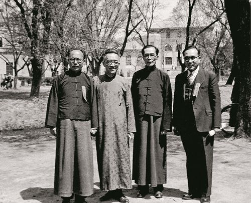 1947年4月27日,北平(今北京),清华大学三十六年校庆,原西南联大校务委员会主席兼清华大学校长梅贻琦(左三)与北京大学校长胡适(左二)、原西南联大训导长兼昆明师范学院院长查良钊(左一)、南开大学秘书长黄钰生合影。